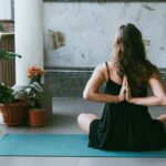 yogaをする女性の後ろ姿