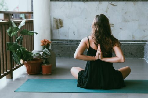 yogaをする女性の後ろ姿