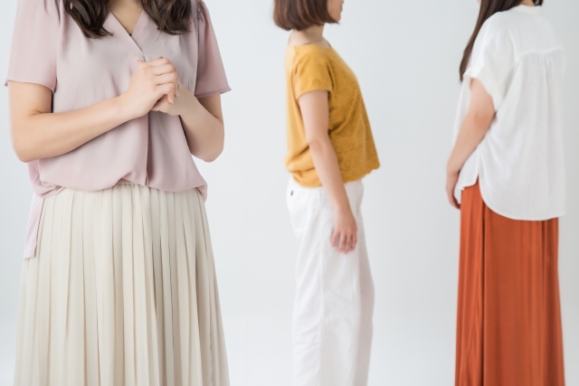 のけものにされる女性の画像