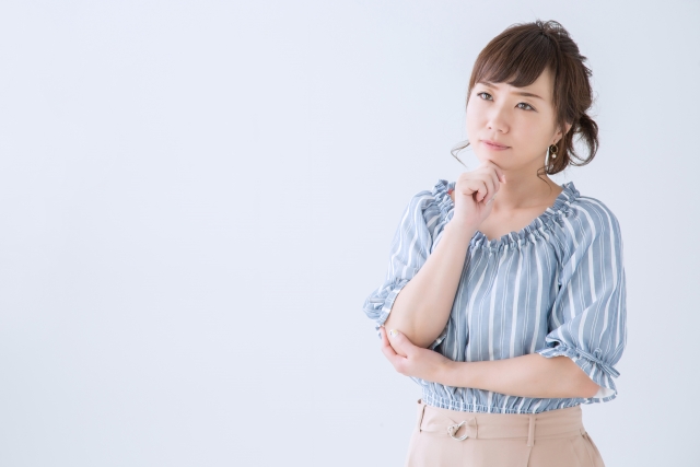 考え込む女性