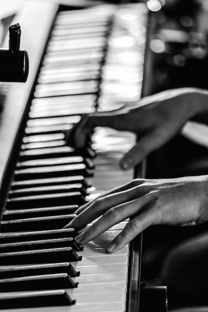 hands playing piano