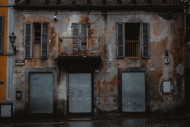 picture of old and rusted door