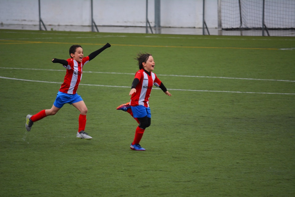 サッカーに興じる子供・アイキャッチ画像