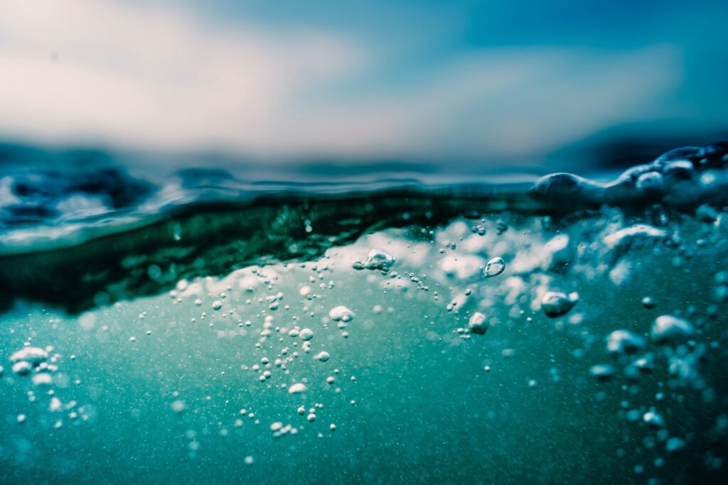 泡立つ水面と空の画像